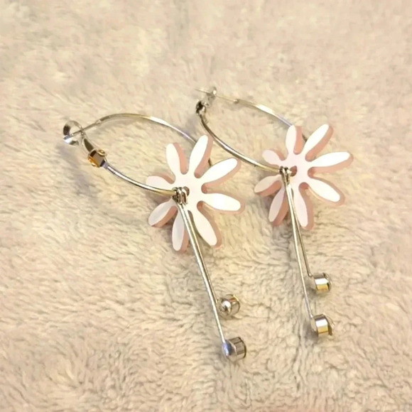 #443 Earring silver tone and  flower - Picture 2 of 2